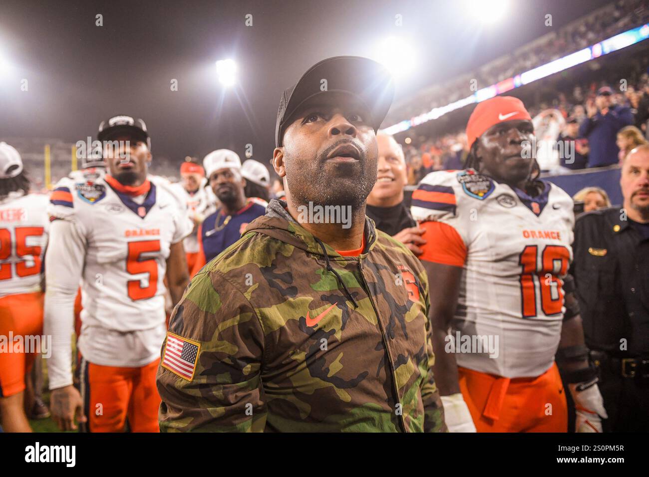 L'entraîneur-chef de Syracuse Orange Fran Brown célèbre après le Holiday Bowl entre les Cougars de l'État de Washington et les Orange de Syracuse à San Diego, Californie Banque D'Images