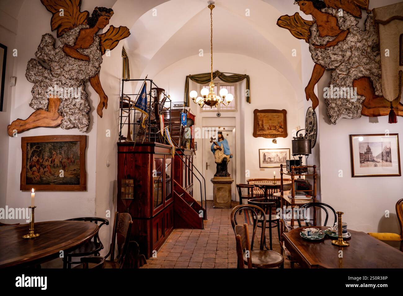 Café confortable et rétro à l'intérieur du Musée du Pont Charles, à Krizovnicke namesti, Stare Mesto, Prague, Tchéquie Banque D'Images