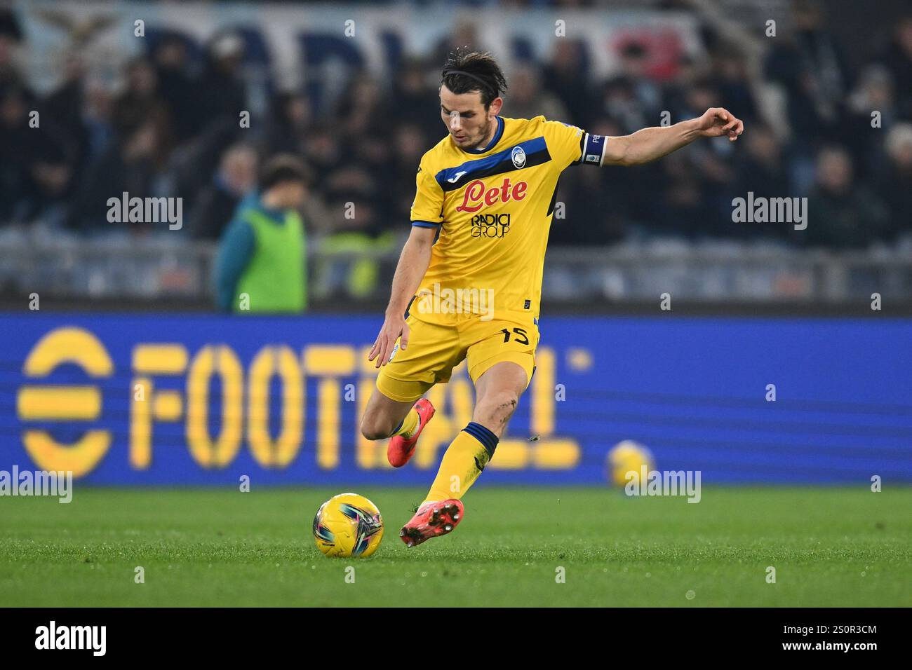 Rome, Italie. 28 décembre 2024. Marten de Roon d'Atalanta C.-B. en action lors de la 18e journée du Championnat de Serie A entre S.S. Lazio et Atalanta C.-B. au stade olympique le 28 décembre 2024 à Rome, Italie. Crédit : Domenico Cippitelli/Alamy Live News Banque D'Images