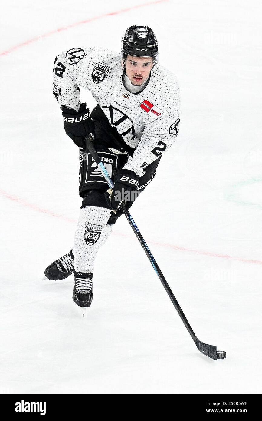 Eishockey DEL - 24/25 - 31. Spieltag : Düsseldorfer EG vs Grizzlys Wolfsburg AM 28.12.2024 im PSD Bank Dome in Düsseldorf Wolfsburgs Robin Veber (Nr.22) Foto : osnapix Banque D'Images