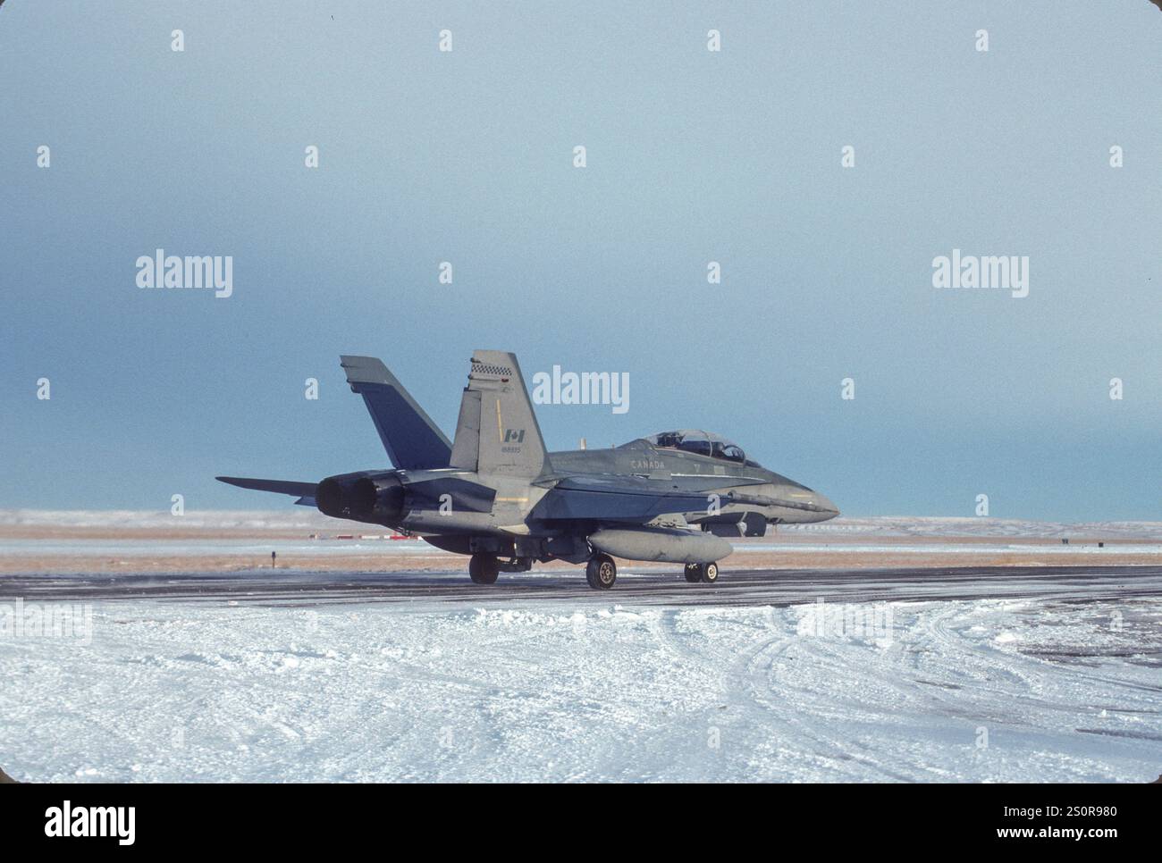 CF-18B canadien circulant un jour neigeux pour le départ et le retour à la BFC Cold Lake. Hornets a passé une semaine à Great Falls pour un entraînement au combat aérien dissemblable (DACT) contre les F-16 du MT ANG Great Falls IAP, Montana Banque D'Images