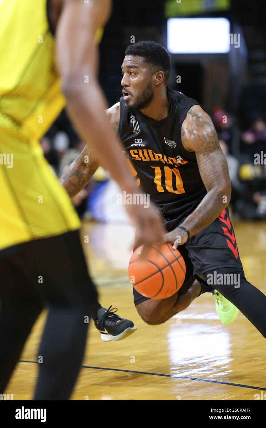 Londres, Canada. 28 décembre 2024. Le Lightning de Londres a battu le Sudbury 5 129-128 à Canada Life place. Duane avis (10) du Sudbury 5 tombe devant le tribunal. Crédit : Luke Durda/Alamy Live News Banque D'Images