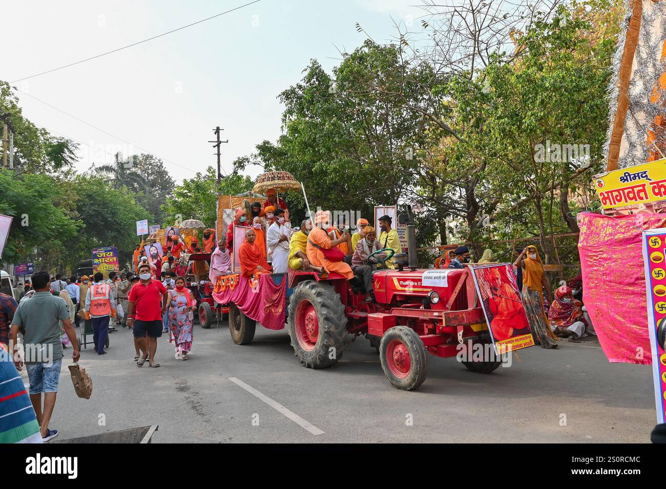 Haridwar, Uttarakhand, Inde - 13 avril 2021 : sadhus hindou, sanyasis dans des robes de safran lumineuses dans des véhicules décorés , passant en procession. Banque D'Images