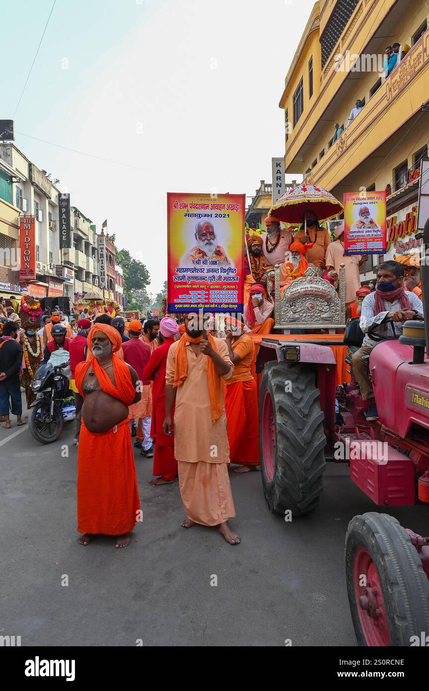 Haridwar, Uttarakhand, Inde - 13 avril 2021 : sadhus hindou, sanyasis en robes de safran lumineux marchant en procession pour shahi snaan sur le fleuve Gange Banque D'Images