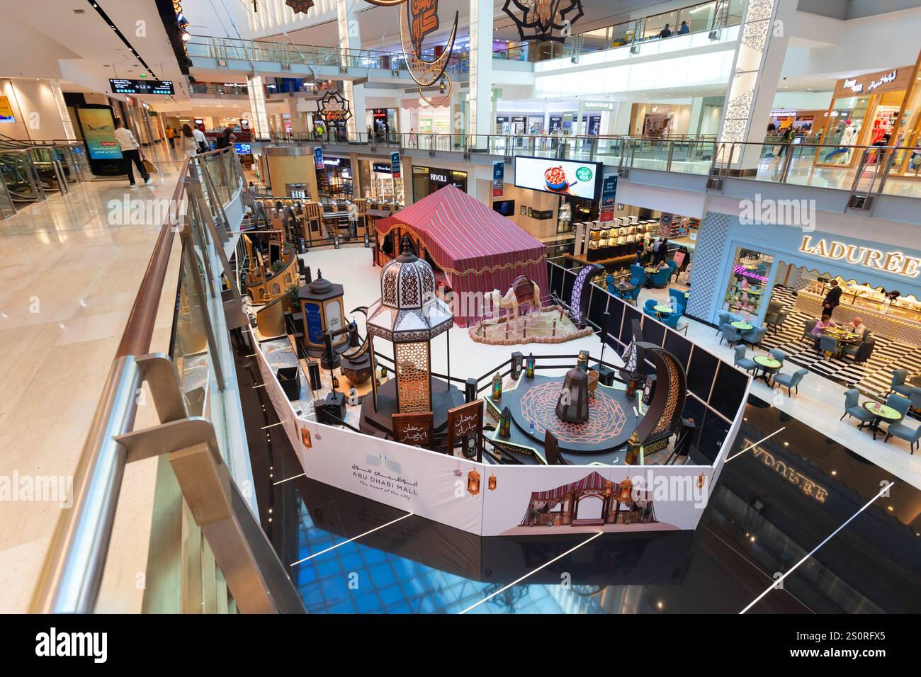 Abu Dhabi, eau - 22 mars 2023 : vue intérieure du centre commercial Abu Dhabi. C'est un centre commercial dans le centre d'Abu Dhabi, aux Émirats arabes Unis. Banque D'Images