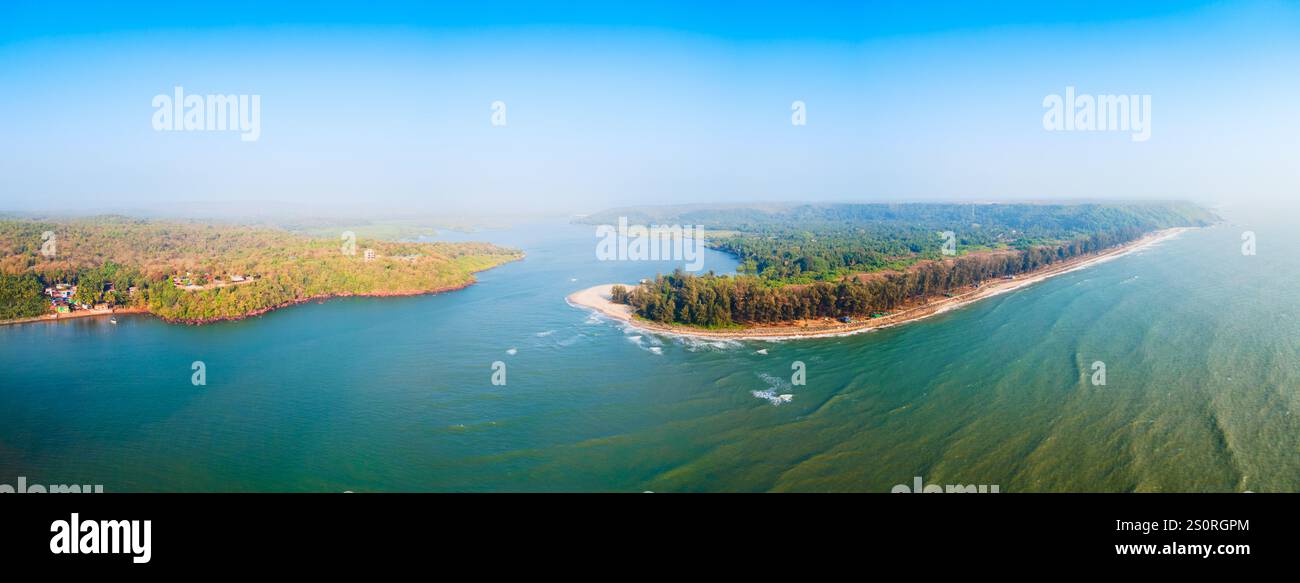 Vue panoramique aérienne de la plage de Querim et de la rivière Terekhol. Arambol Beach est une plage publique située dans le nord de Goa en Inde. Banque D'Images