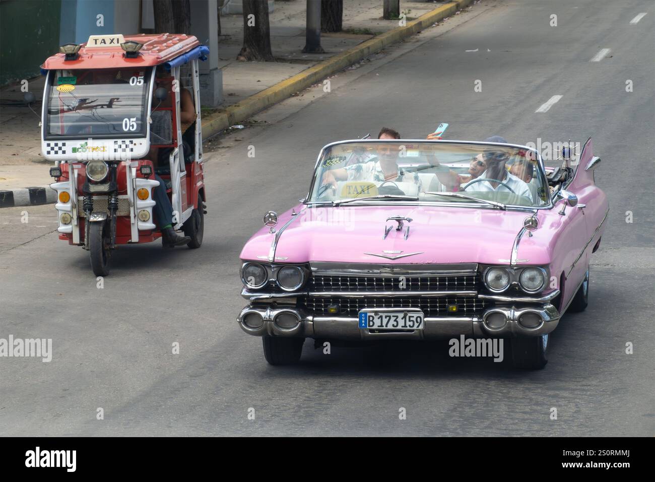 VARADERO, CUBA - 30 AOÛT 2023 : Pink Cadillac Eldorado 1959 dans les rues de Varadero, Cuba pour une balade touristique à Avenida Primera Banque D'Images