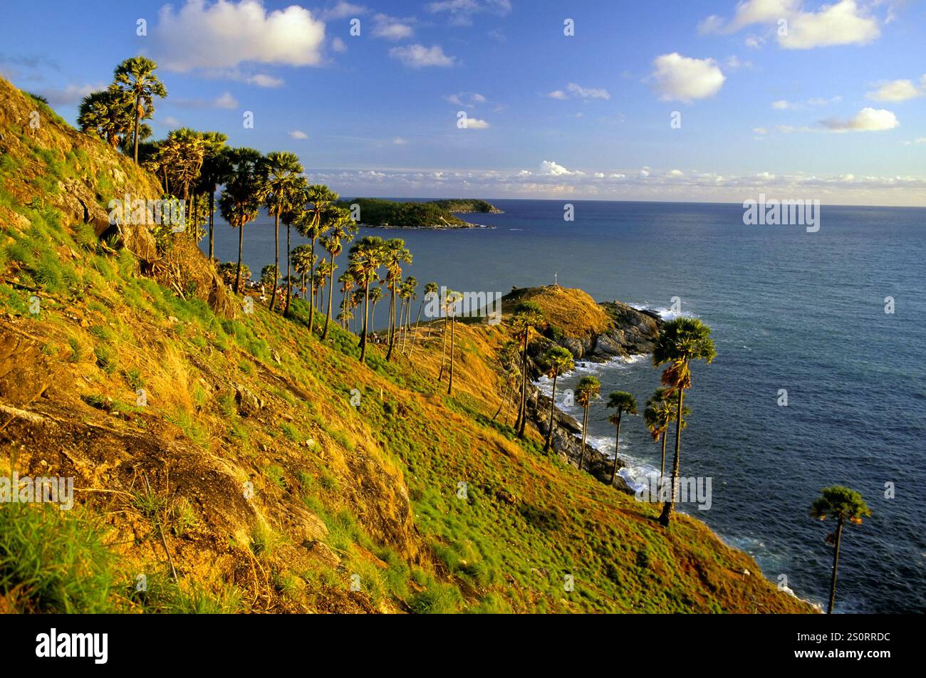 Promthep Cape (également connu sous le nom de Laem Phromthep) est un point de vue pittoresque situé à Phuket, en Thaïlande. Il est situé au point le plus méridional de l'île Banque D'Images