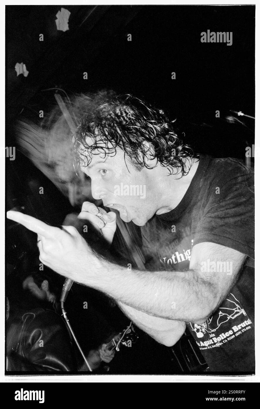 FATIMA MANSIONS, DERNIÈRE TOURNÉE, 1994 : Cathal Coughlan (16 décembre 1960 – 18 mai 2022) des Fatima Mansions jouant lors de leur dernière tournée à Bristol Fleece et Firkin à Bristol, en Angleterre, le 21 septembre 1994. Photo : Rob Watkins. INFO : Fatima Mansions, un groupe de rock alternatif irlandais formé à la fin des années 80, était dirigé par Cathal Coughlan. Connus pour leur son intense, des albums comme 'Viva Dead Ponies' et 'Lost in the former West' reflètent les paroles aiguisées de Coughlan et l'exploration sonore éclectique du groupe. Banque D'Images