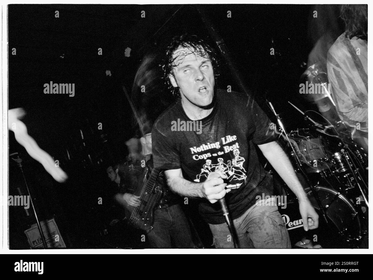 FATIMA MANSIONS, DERNIÈRE TOURNÉE, 1994 : Cathal Coughlan (16 décembre 1960 – 18 mai 2022) des Fatima Mansions jouant lors de leur dernière tournée à Bristol Fleece et Firkin à Bristol, en Angleterre, le 21 septembre 1994. Photo : Rob Watkins. INFO : Fatima Mansions, un groupe de rock alternatif irlandais formé à la fin des années 80, était dirigé par Cathal Coughlan. Connus pour leur son intense, des albums comme 'Viva Dead Ponies' et 'Lost in the former West' reflètent les paroles aiguisées de Coughlan et l'exploration sonore éclectique du groupe. Banque D'Images