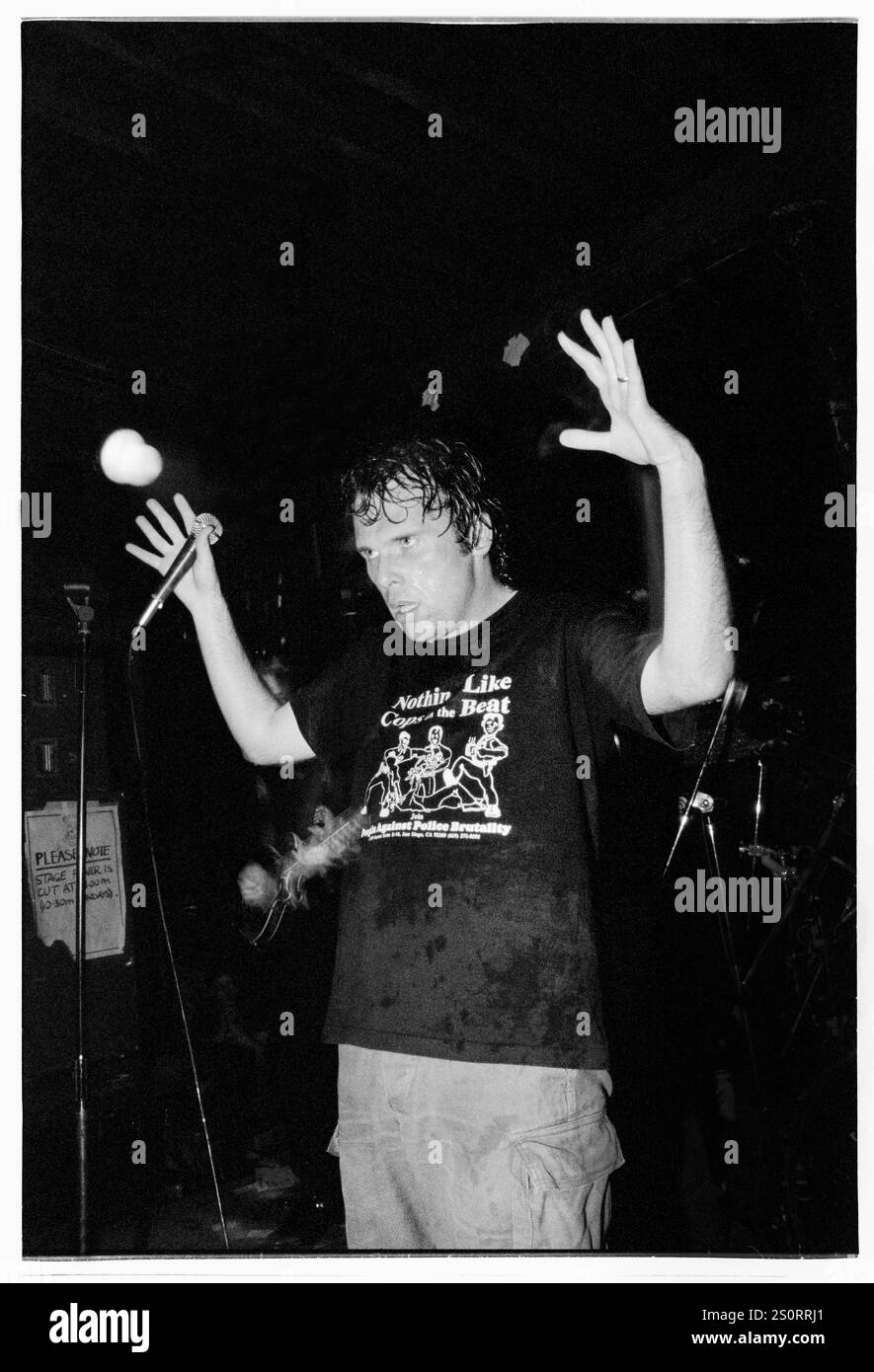 FATIMA MANSIONS, DERNIÈRE TOURNÉE, 1994 : Cathal Coughlan (16 décembre 1960 – 18 mai 2022) des Fatima Mansions jouant lors de leur dernière tournée à Bristol Fleece et Firkin à Bristol, en Angleterre, le 21 septembre 1994. Photo : Rob Watkins. INFO : Fatima Mansions, un groupe de rock alternatif irlandais formé à la fin des années 80, était dirigé par Cathal Coughlan. Connus pour leur son intense, des albums comme 'Viva Dead Ponies' et 'Lost in the former West' reflètent les paroles aiguisées de Coughlan et l'exploration sonore éclectique du groupe. Banque D'Images