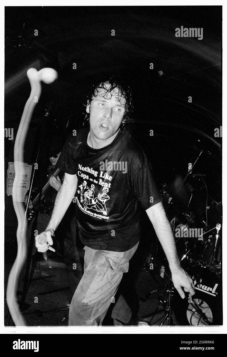 FATIMA MANSIONS, DERNIÈRE TOURNÉE, 1994 : Cathal Coughlan (16 décembre 1960 – 18 mai 2022) des Fatima Mansions jouant lors de leur dernière tournée à Bristol Fleece et Firkin à Bristol, en Angleterre, le 21 septembre 1994. Photo : Rob Watkins. INFO : Fatima Mansions, un groupe de rock alternatif irlandais formé à la fin des années 80, était dirigé par Cathal Coughlan. Connus pour leur son intense, des albums comme 'Viva Dead Ponies' et 'Lost in the former West' reflètent les paroles aiguisées de Coughlan et l'exploration sonore éclectique du groupe. Banque D'Images