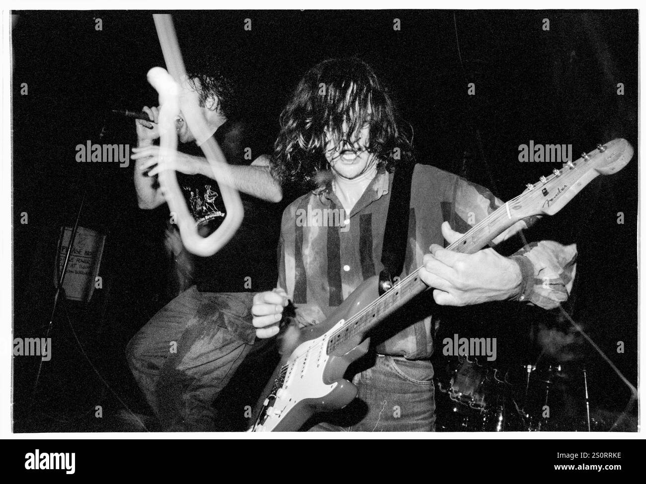 FATIMA MANSIONS, LIVE, 1994 : Andrías Ó Gruama et Cathal Coughlan des Fatima Mansions jouent au Bristol Fleece and Firkin à Bristol, en Angleterre, le 21 septembre 1994. Photo : Rob Watkins. INFO : Fatima Mansions, un groupe de rock alternatif irlandais formé à la fin des années 80, était dirigé par Cathal Coughlan. Connus pour leur son intense, des albums comme 'Viva Dead Ponies' et 'Lost in the former West' reflètent les paroles aiguisées de Coughlan et l'exploration sonore éclectique du groupe. Banque D'Images