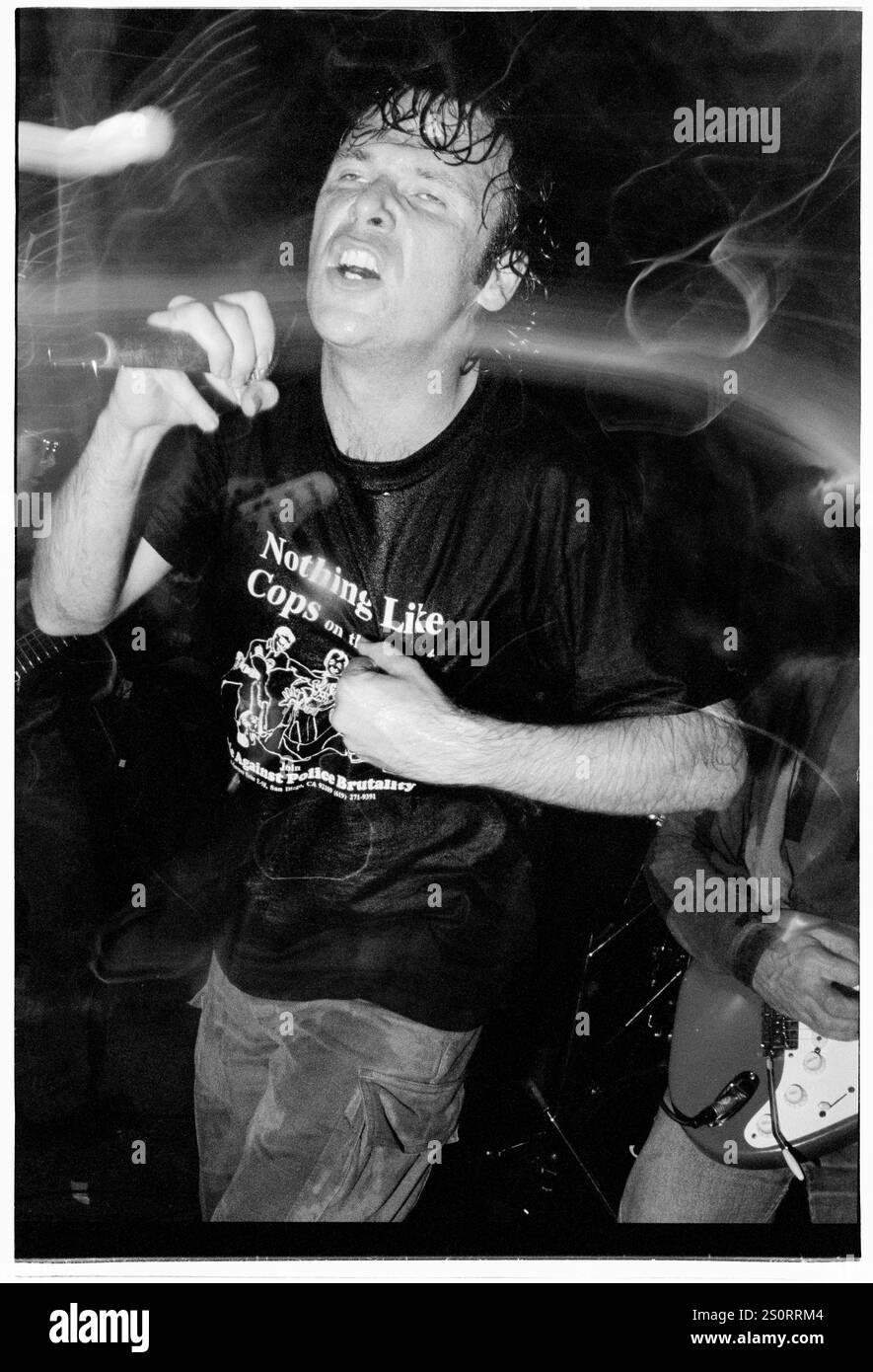 FATIMA MANSIONS, DERNIÈRE TOURNÉE, 1994 : Cathal Coughlan (16 décembre 1960 – 18 mai 2022) des Fatima Mansions jouant lors de leur dernière tournée à Bristol Fleece et Firkin à Bristol, en Angleterre, le 21 septembre 1994. Photo : Rob Watkins. INFO : Fatima Mansions, un groupe de rock alternatif irlandais formé à la fin des années 80, était dirigé par Cathal Coughlan. Connus pour leur son intense, des albums comme 'Viva Dead Ponies' et 'Lost in the former West' reflètent les paroles aiguisées de Coughlan et l'exploration sonore éclectique du groupe. Banque D'Images