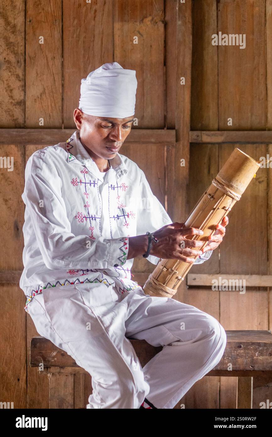 Arumanen Manuvu musicien de tribu tenant un instrument à cordes en bambou saluray à Cotabato Philippines Banque D'Images Arumanen Manuvu musicien de tribu tenant un instrument à cordes en bambou saluray à Cotabato Philippines Banque D'Images