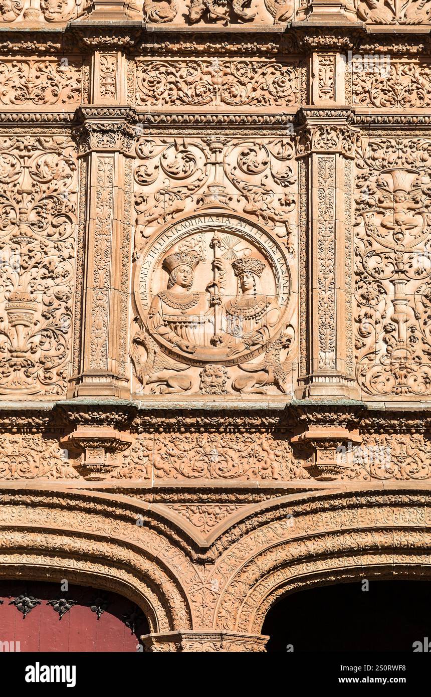 La façade élaborée présente des sculptures en pierre détaillées, mettant en valeur le patrimoine artistique de l'Universidad de Salamanca. Banque D'Images