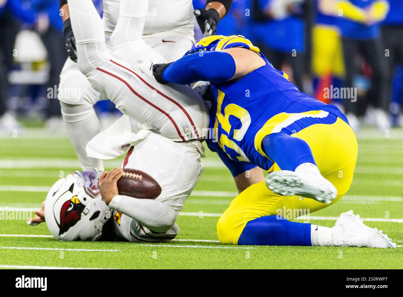Los Angeles, États-Unis. 28 décembre 2024. Le quarterback des Arizona Cardinals, Kyler Murray (l), est abattu par l'équipe défensive des Rams de Los Angeles Braden Fiske #55 lors d'un match de football de la NFL au SoFi Stadium. (Photo de Ringo Chiu/SOPA images/SIPA USA) crédit : SIPA USA/Alamy Live News Banque D'Images