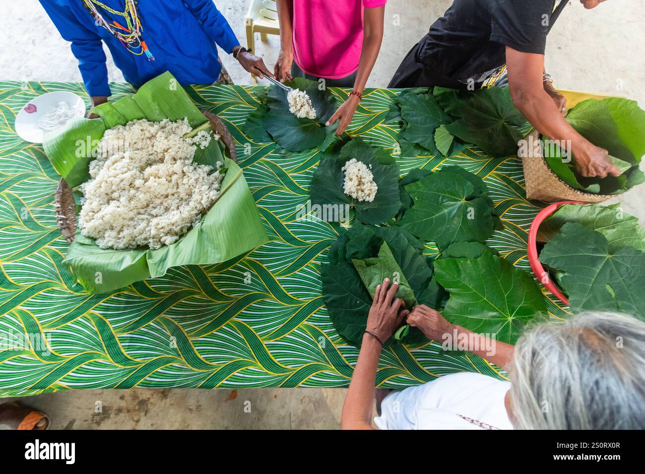 Des femmes indigènes de la tribu Arumanen Manuvu préparent du tapay, une délicatesse traditionnelle de riz fermenté également utilisée dans les rituels à Cotabato Philippines Banque D'Images Des femmes indigènes de la tribu Arumanen Manuvu préparent du tapay, une délicatesse traditionnelle de riz fermenté également utilisée dans les rituels à Cotabato Philippines Banque D'Images