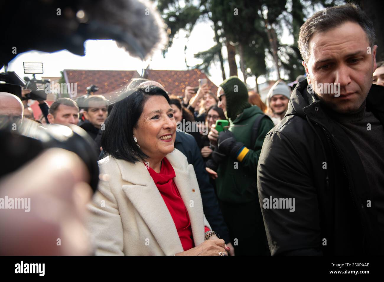 L'ancienne présidente Salomé Zourabichvili accueille une foule devant sa résidence à Tbilissi, après l'investiture du président nouvellement élu, Mikheil Kavelashvili, dont la légitimité est contestée par Zurabichvili et les partis d'opposition. L'ancien président a appelé les élections législatives du 28 octobre et l'élection subséquente d'un nouveau président, l'ancien footballeur Mikheil Kavelashvili, illégitimes et inconstitutionnelles, car le parti au pouvoir ne peut pas promulguer un tel pouvoir alors qu'il fait l'objet d'une enquête pour des allégations de truquage électoral. Aujourd'hui, Kavelashvili a été inaugurura Banque D'Images