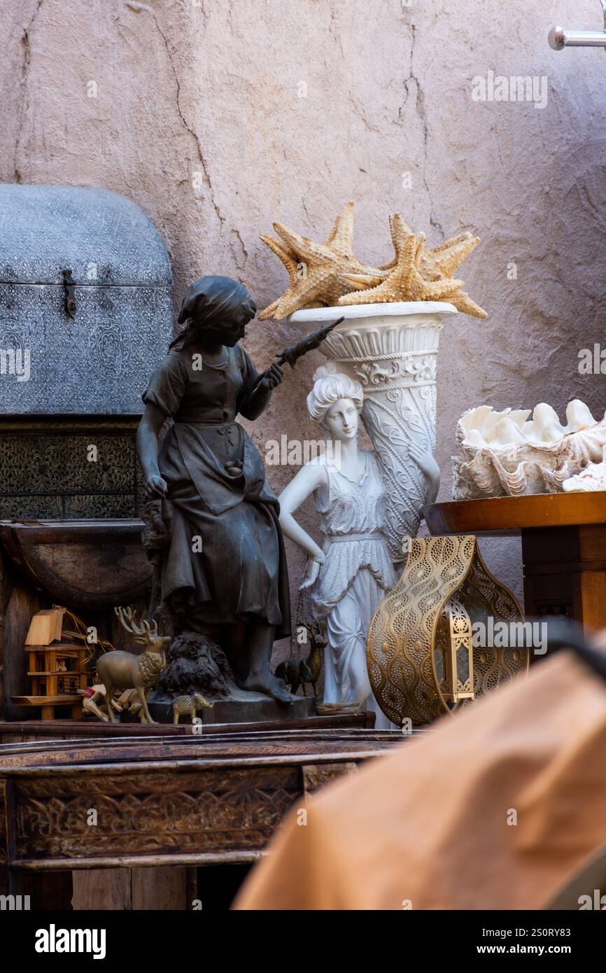 Collection d'objets vintage dans une boutique de cadeaux à Dubaï, Émirats arabes Unis. Banque D'Images
