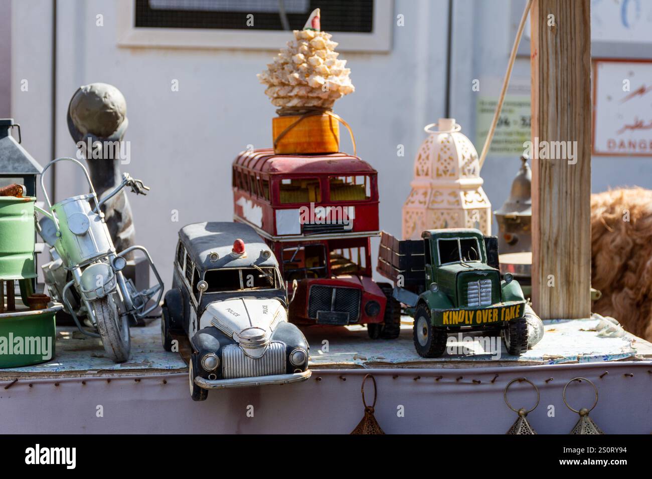Collection d'objets vintage dans une boutique de cadeaux à Dubaï, Émirats arabes Unis. Banque D'Images