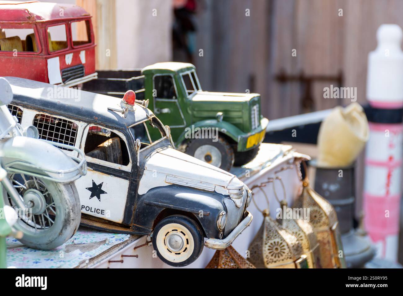 Collection d'objets vintage dans une boutique de cadeaux à Dubaï, Émirats arabes Unis. Banque D'Images