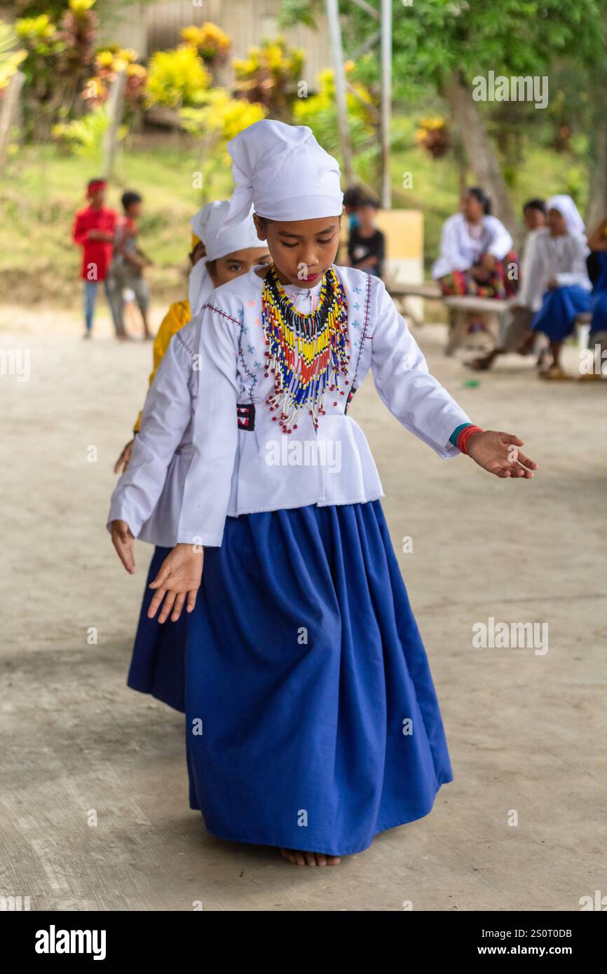 Danse rituelle par les Arumanen Manuvu, un groupe tribal indigène de Cotabato, Mindanao, Philippines lors d'un festival tribal Banque D'Images