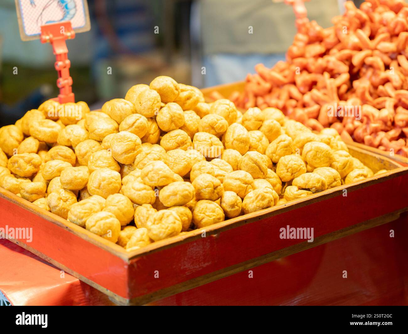 Cuisine de rue dans un marché thaïlandais. Saucisses frites et boulettes de viande à vendre. Banque D'Images