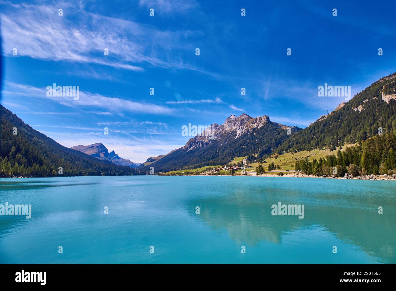 Réservoir Sufnersee sur la rivière Hinterrhein en Suisse entouré de montagnes. Banque D'Images