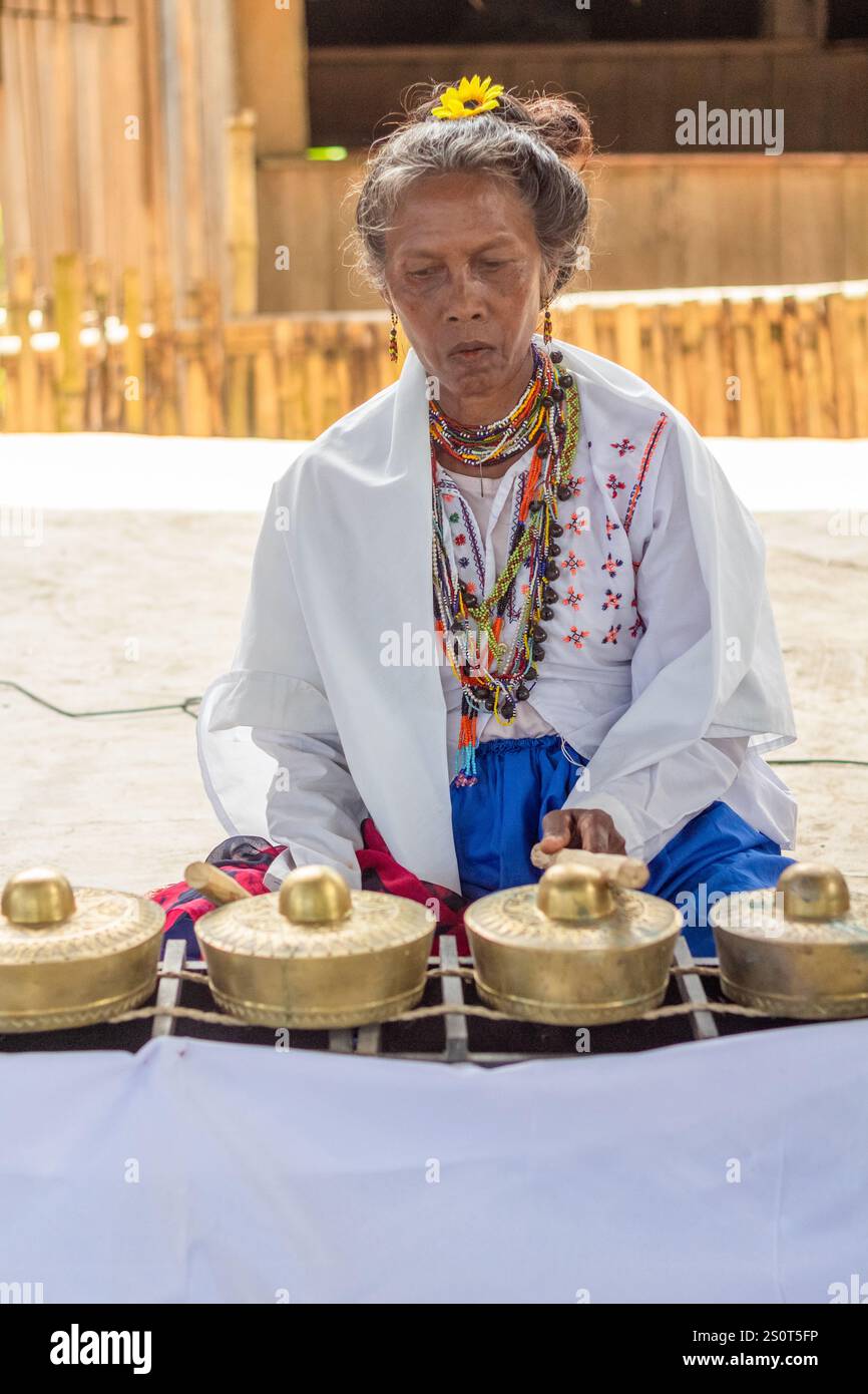 Musiciens tribaux indigènes de la tribu Arumanen Manuvu jouant le kulintang un gong traditionnel à Cotabato Philippines lors d'un festival tribal Banque D'Images Musiciens tribaux indigènes de la tribu Arumanen Manuvu jouant le kulintang un gong traditionnel à Cotabato Philippines lors d'un festival tribal Banque D'Images