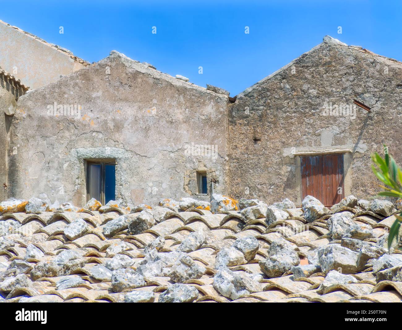 Gros plan d'un toit en pierre traditionnel avec des tuiles vieillies et des façades en pierre rustique de maisons dans la ville médiévale d'Erice. Sicile, Italie Banque D'Images