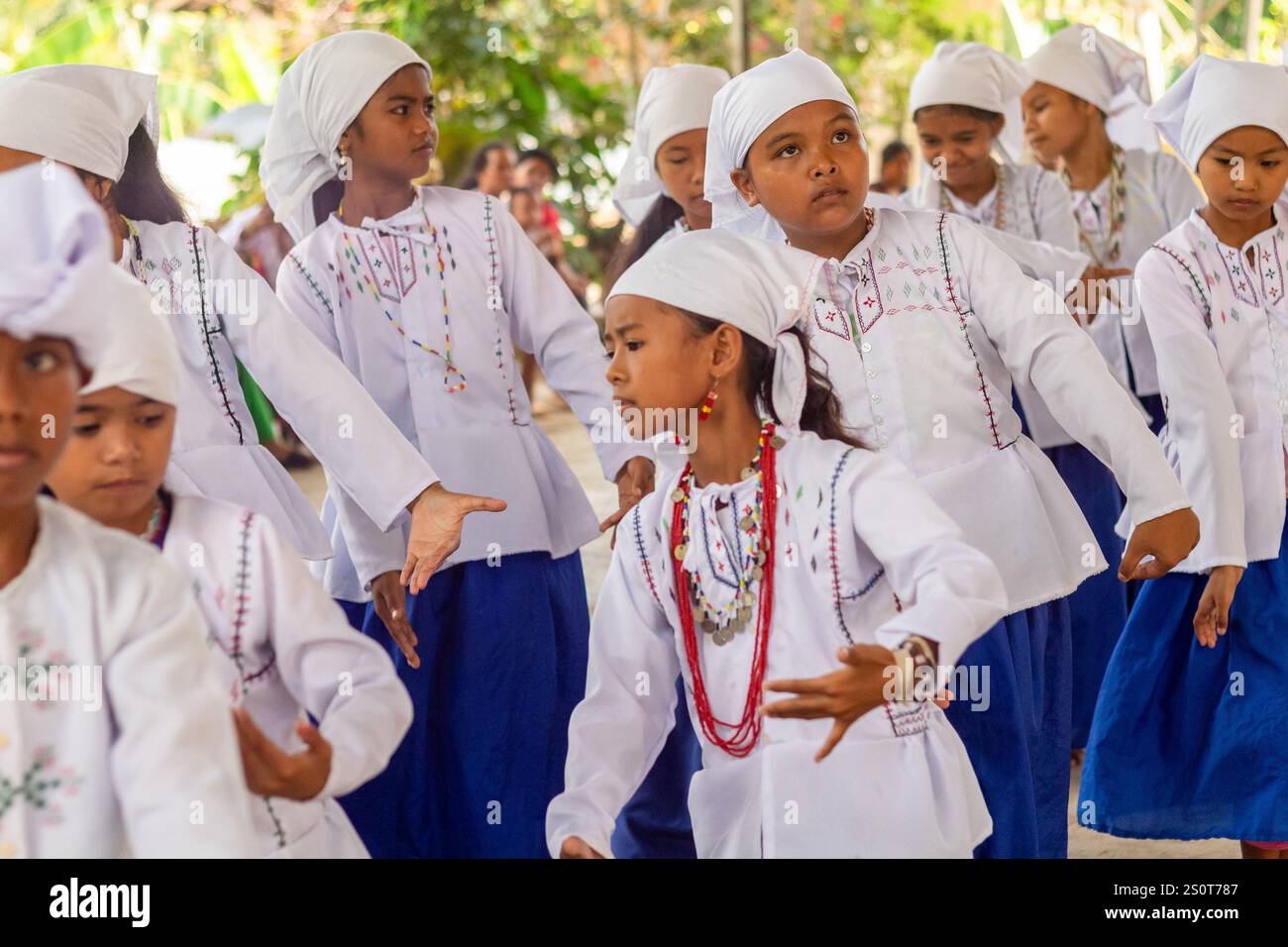 Danse rituelle par les Arumanen Manuvu, un groupe tribal indigène de Cotabato, Mindanao, Philippines lors d'un festival tribal Banque D'Images