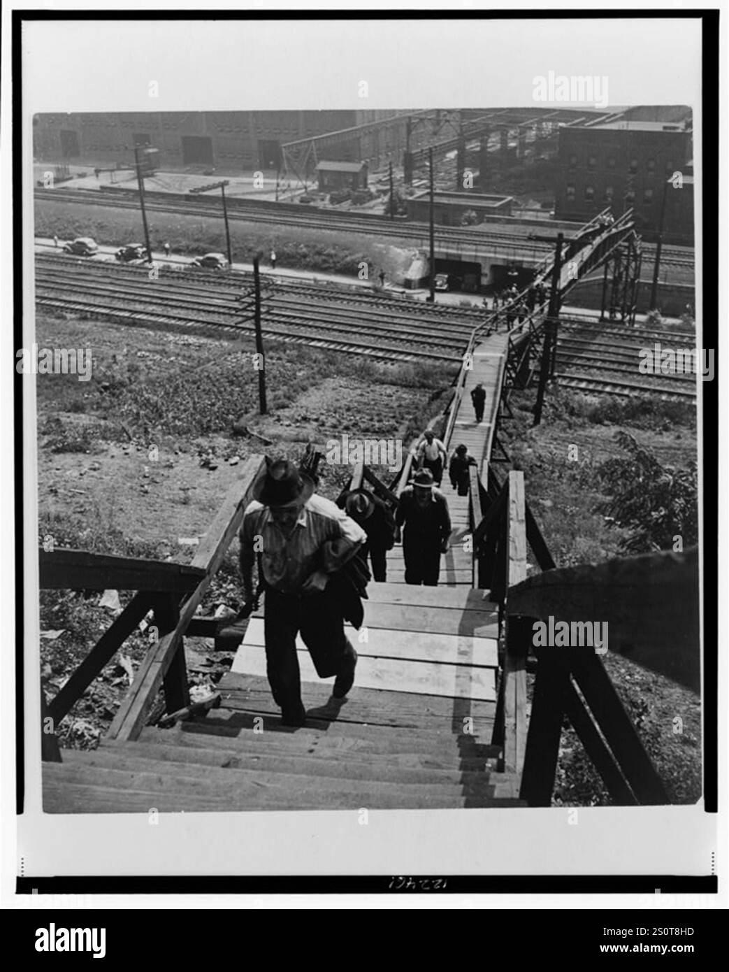 Travailleurs rentrant chez eux dans la soirée, Pittsburgh, Pennsylvanie, 1935 Banque D'Images