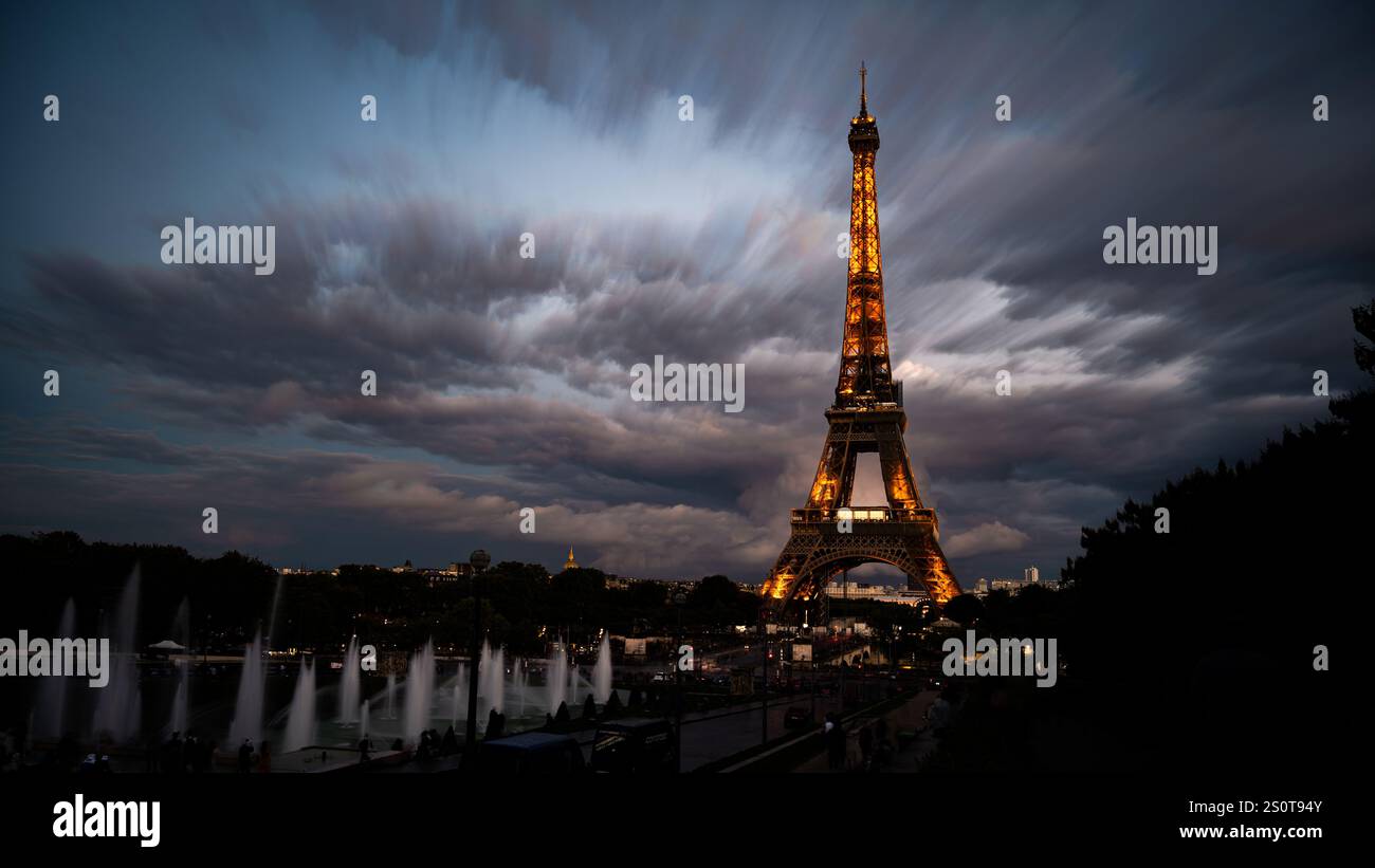 Belle vue sur la tour Eiffel vue de la place du Trocadéro à Paris, France. Copyspace longue exposition. Banque D'Images