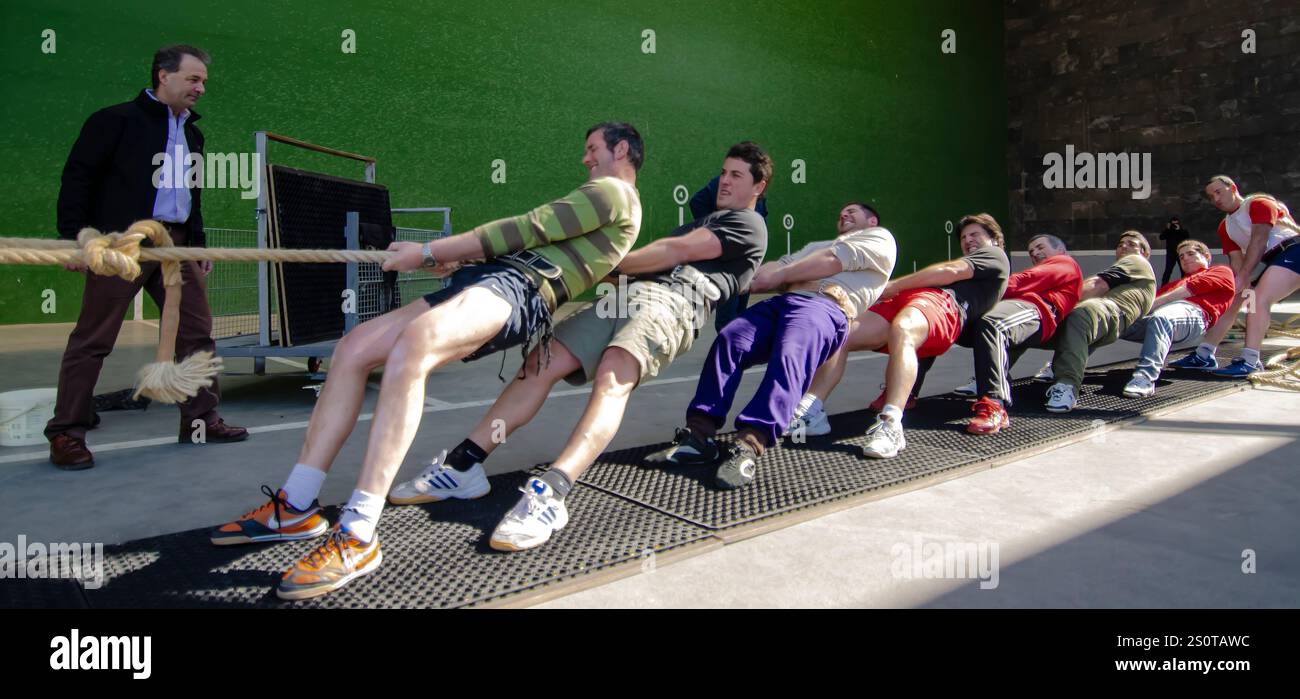 Le sport de compétition ancien et traditionnel est appelé 'Sokatira'. Un vieux jeu avec deux équipes de huit hommes chacune. Murueta, Biscaye, pays Basque, Espagne Banque D'Images