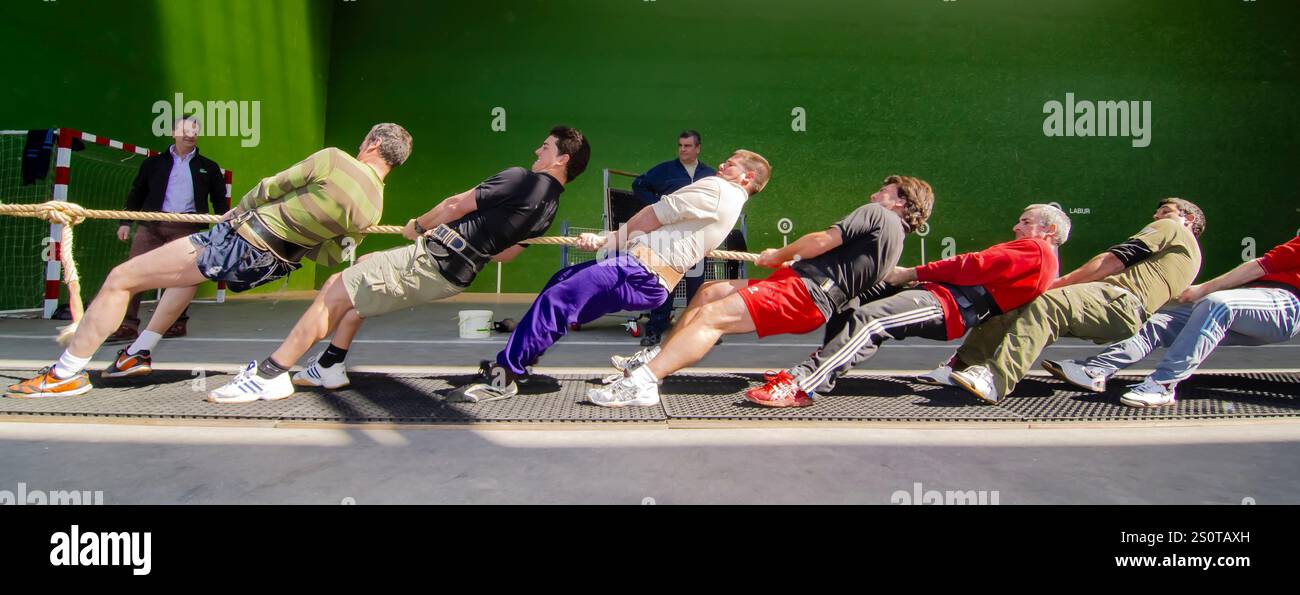 Le sport de compétition ancien et traditionnel est appelé 'Sokatira'. Un vieux jeu avec deux équipes de huit hommes chacune. Murueta, Biscaye, pays Basque, Espagne Banque D'Images