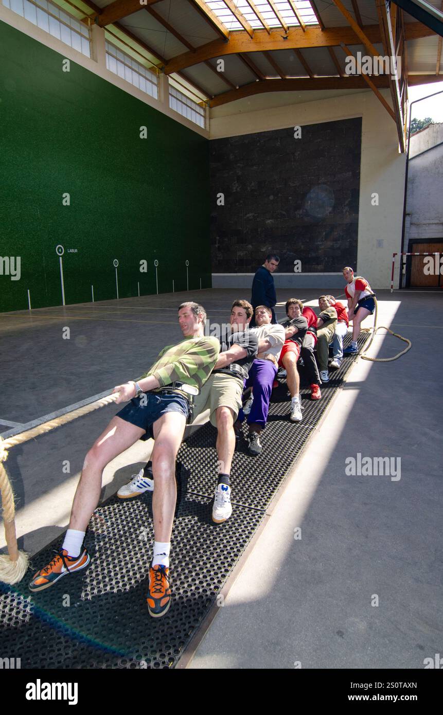 Le sport de compétition ancien et traditionnel est appelé 'Sokatira'. Un vieux jeu avec deux équipes de huit hommes chacune. Murueta, Biscaye, pays Basque, Espagne Banque D'Images