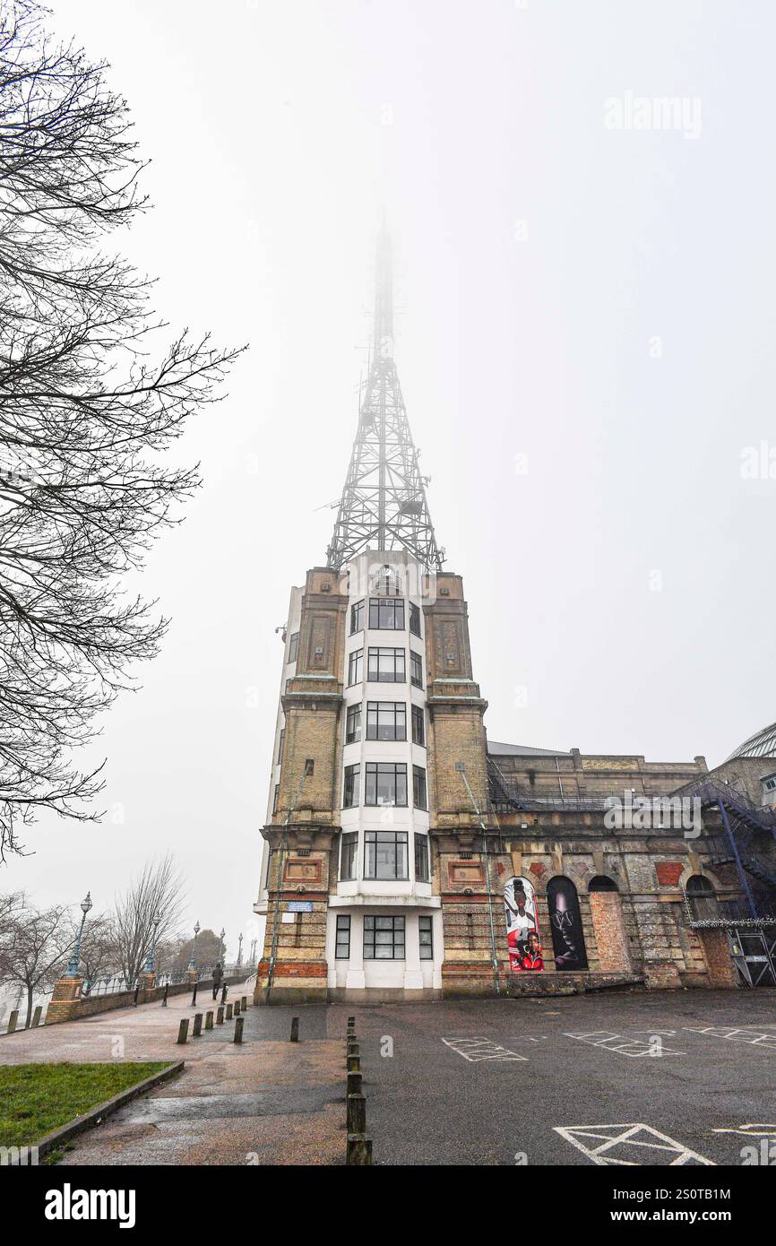 Alexandra Palace, Londres, Royaume-Uni. 29 décembre 2024. 2024/25 PDC Paddy Power World Darts Championships Day 12 ; la BBC Tower à l'Alexandra Palace, enveloppée de brouillard crédit : action plus Sports/Alamy Live News Banque D'Images