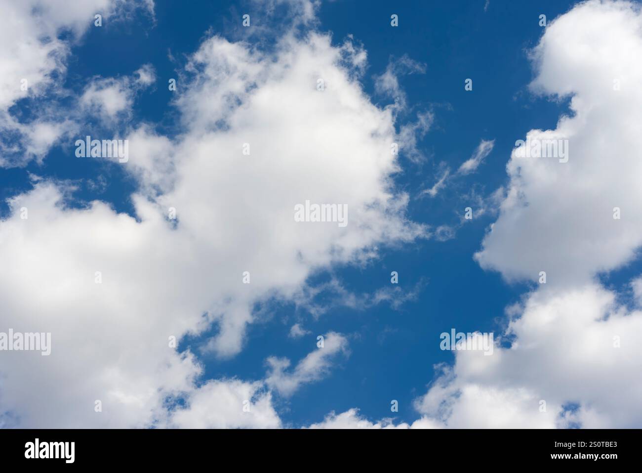 Ciel bleu et nuages, image de fond Banque D'Images