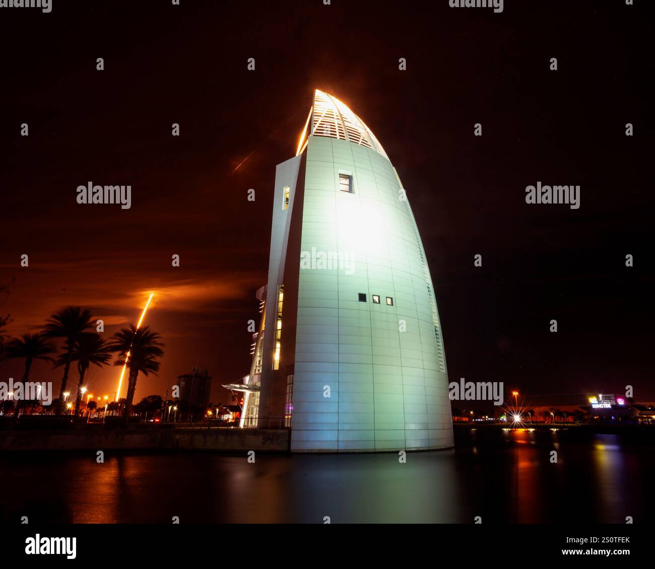 Une exposition chronométrée de la fusée SpaceX Falcon 9 alors qu'elle lance quatre satellites de communication pour Astranis basé à San Francisco à minuit depuis le complexe de lancement 40 à la Station spatiale Cape Canaveral, Floride, le dimanche 29 décembre 2024. La fusée s'est lancée à travers des cieux nuageux alors qu'elle terminait le quatre-vingt-dix-deuxième lancement orbital depuis la côte spatiale de Floride. Photo de Joe Marino/UPI crédit : UPI/Alamy Live News Banque D'Images