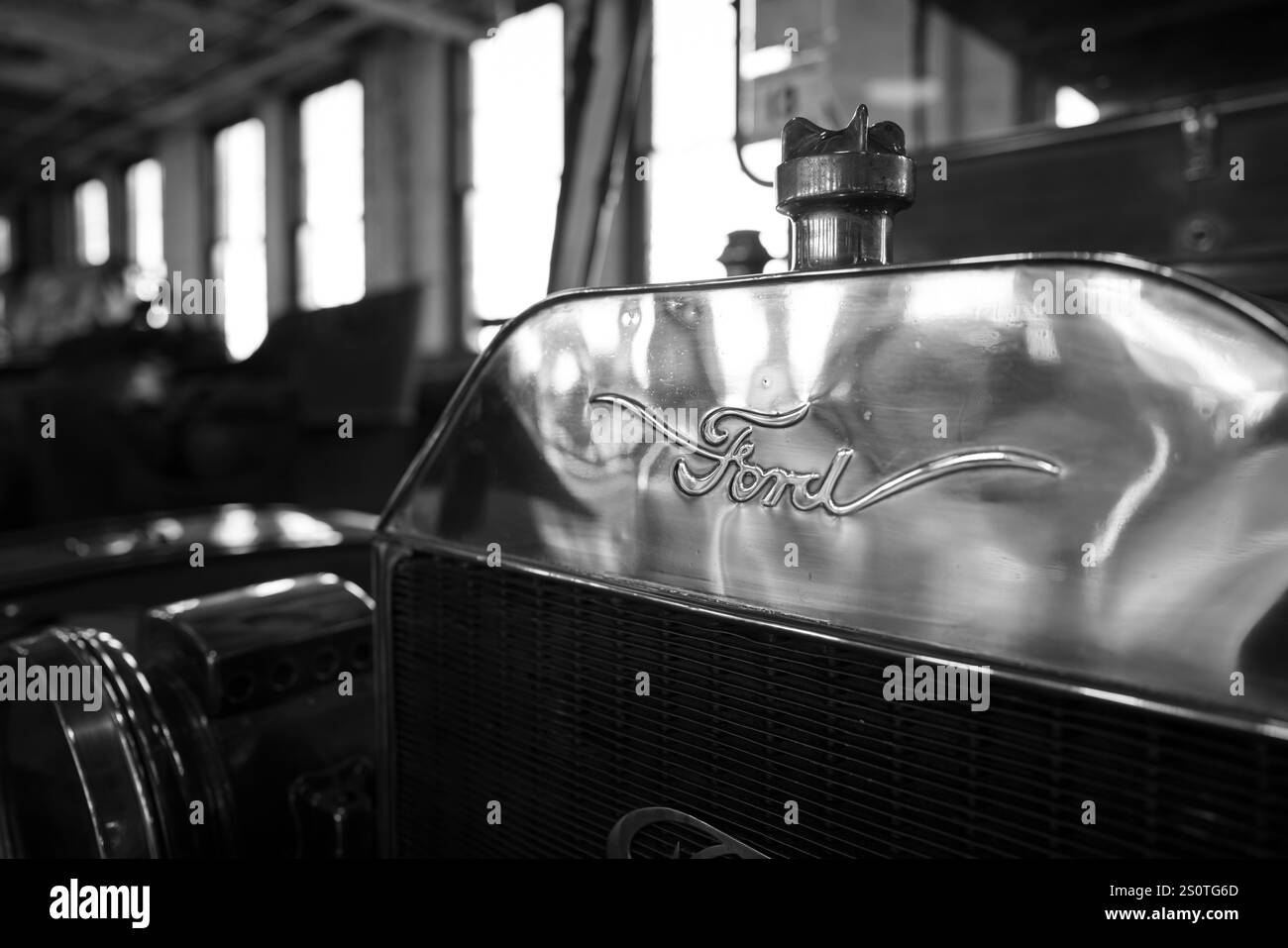 Détail du radiateur et du logo Ford sur un modèle T Touring 1909 exposé au Ford Piquette Avenue Plant Museum à Detroit Michigan USA Banque D'Images Détail du radiateur et du logo Ford sur un modèle T Touring 1909 exposé au Ford Piquette Avenue Plant Museum à Detroit Michigan USA Banque D'Images