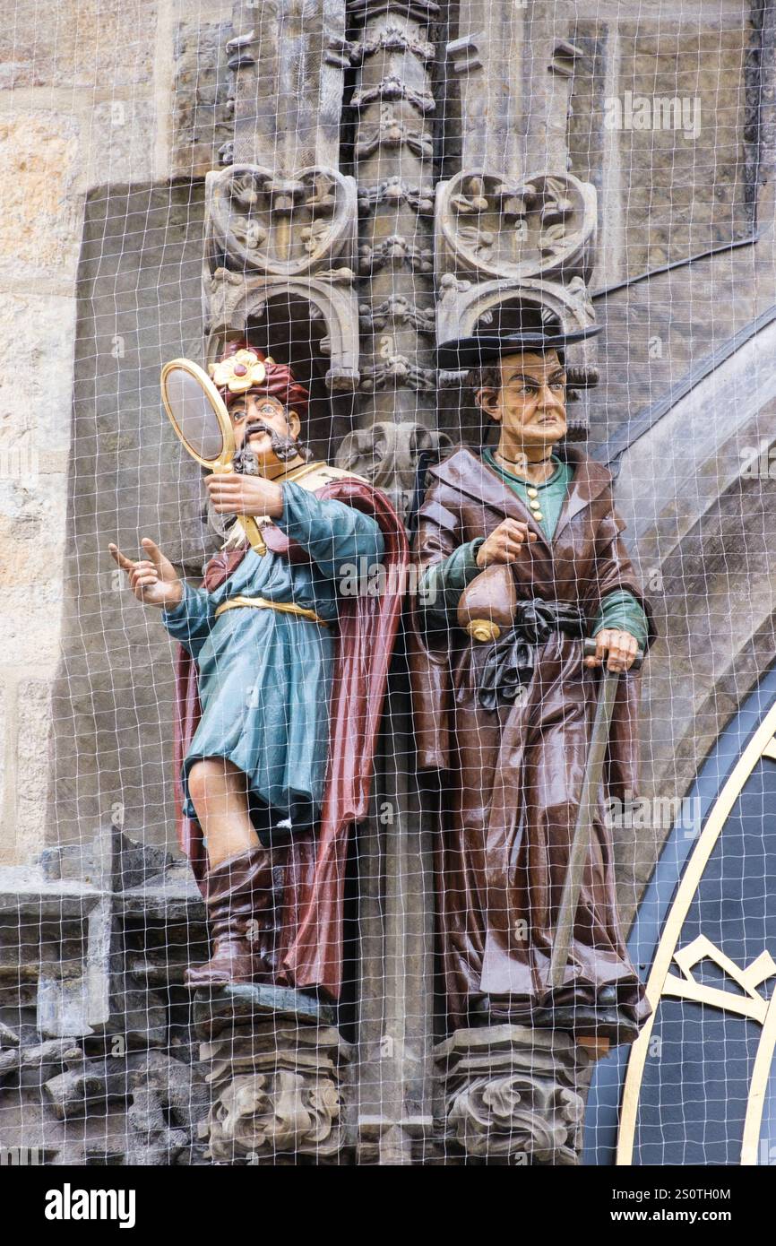 Horloge astronomique, place de la vieille ville, Prague, République tchèque, Tchéquie. L'homme avec miroir représente la vanité. Le prêteur juif représente l'avarice. Banque D'Images
