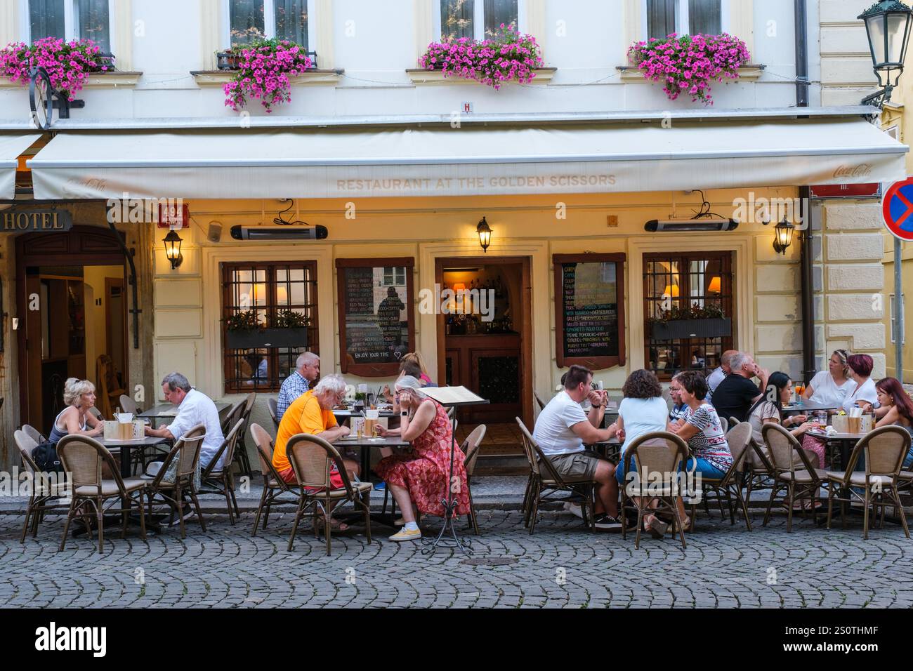 Restaurant extérieur aux ciseaux dorés, île de Kampa, Prague, Tchéquie, République tchèque. Banque D'Images Restaurant extérieur aux ciseaux dorés, île de Kampa, Prague, Tchéquie, République tchèque. Banque D'Images