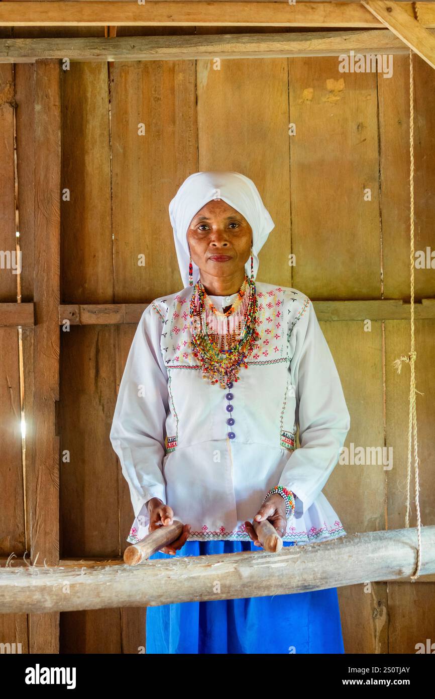Arumanen Manuvu musicien de la tribu tenant un gumpasan, un instrument de percussion indigène en bambou, à Cotabato Philippines Banque D'Images