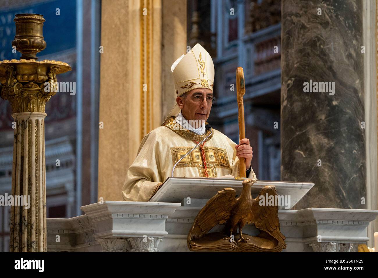 Rome, Italie. 29 décembre 2024. Le Cardinal Baldassare Reina prononce son discours pendant le Saint Mass. Le Cardinal Baldassare Reina célèbre la Sainte Messe à l’occasion de l’ouverture de la porte Sainte à Saint Jean dans la basilique du Latran à Rome. Crédit : SOPA images Limited/Alamy Live News Banque D'Images