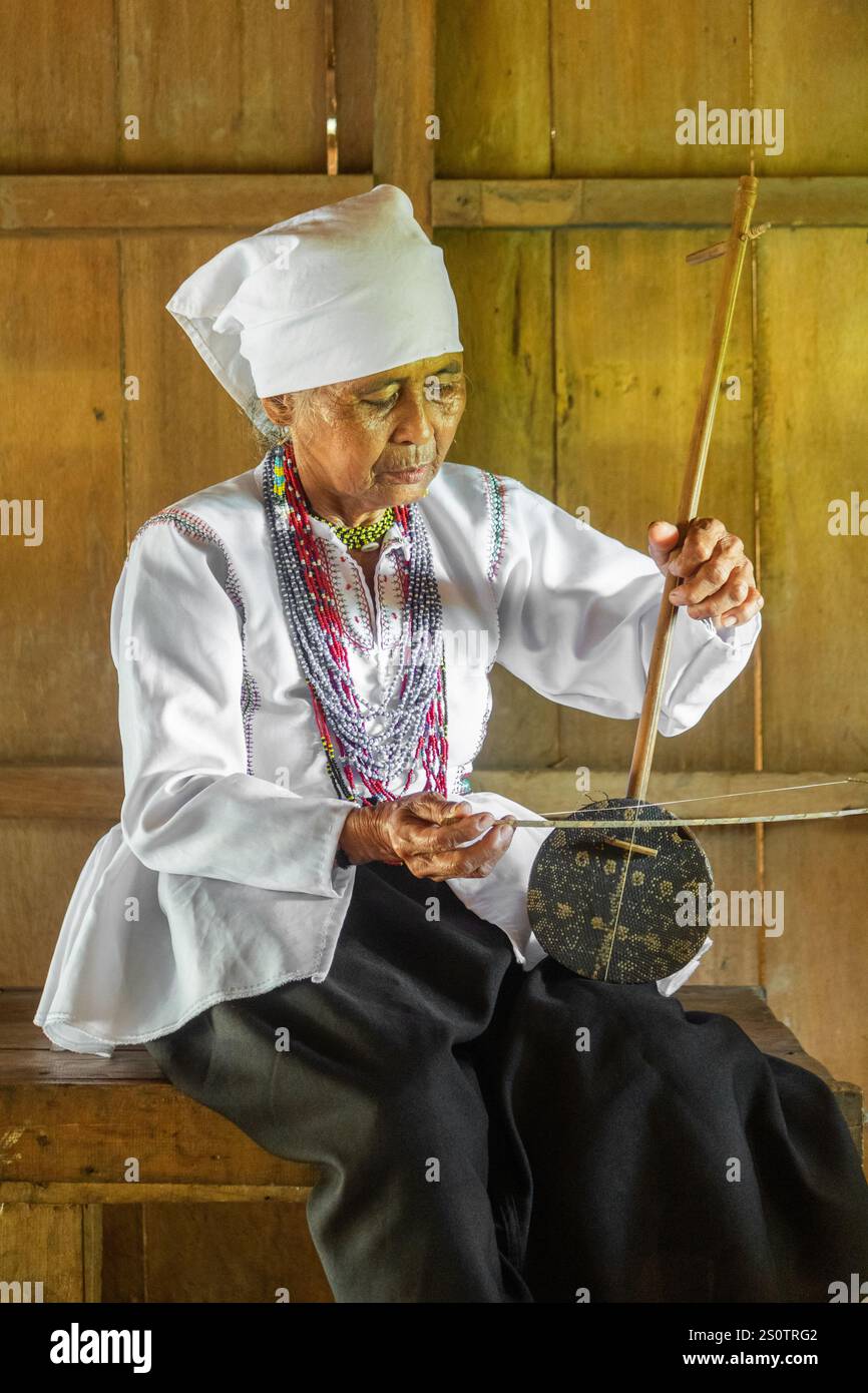 Arumanen Manuvu musicien de la tribu tenant un dayuray, un instrument à cordes indigène semblable à un violon, à Cotabato Philippines Banque D'Images Arumanen Manuvu musicien de la tribu tenant un dayuray, un instrument à cordes indigène semblable à un violon, à Cotabato Philippines Banque D'Images