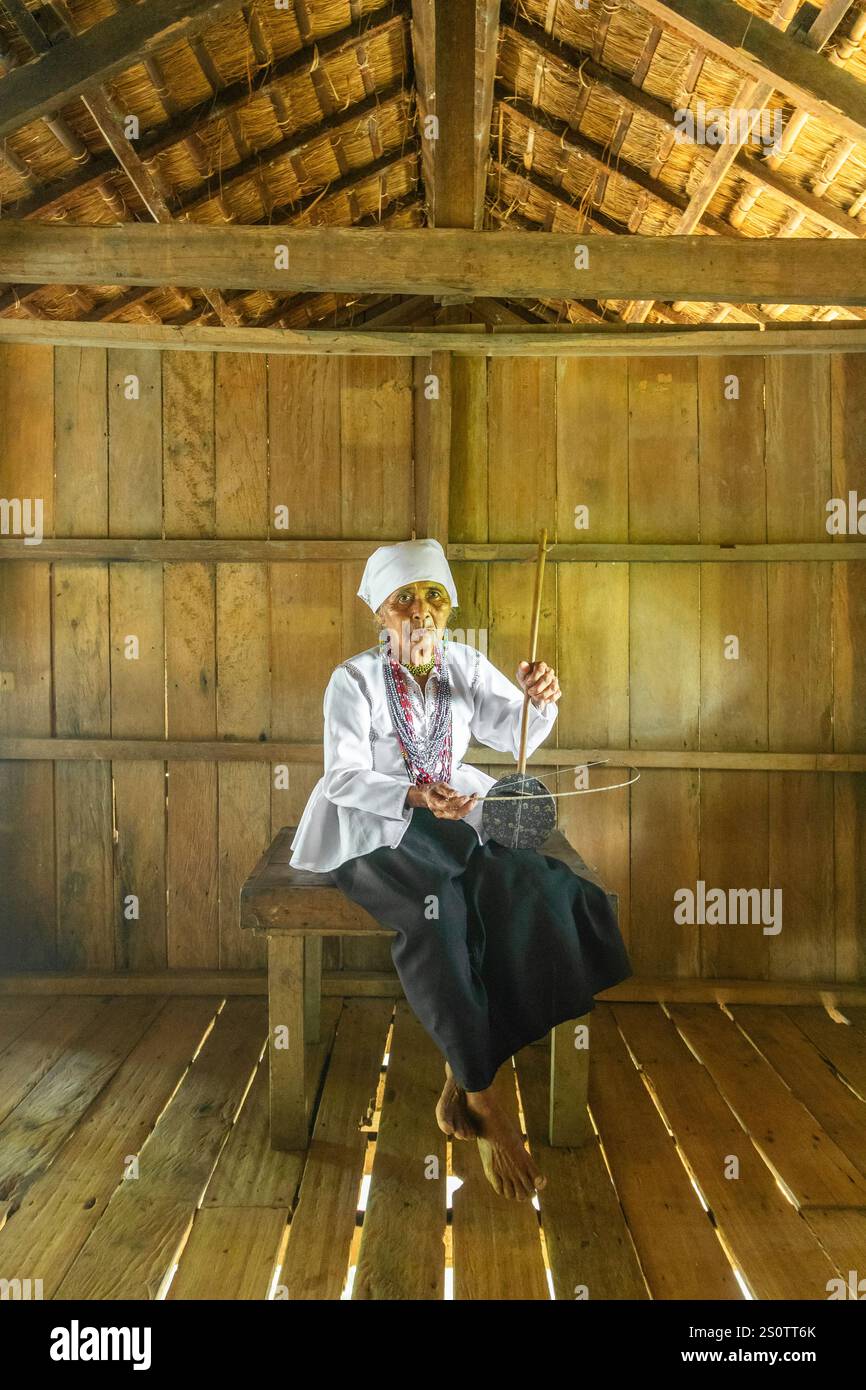 Arumanen Manuvu musicien de la tribu tenant un dayuray, un instrument à cordes indigène semblable à un violon, à Cotabato Philippines Banque D'Images Arumanen Manuvu musicien de la tribu tenant un dayuray, un instrument à cordes indigène semblable à un violon, à Cotabato Philippines Banque D'Images