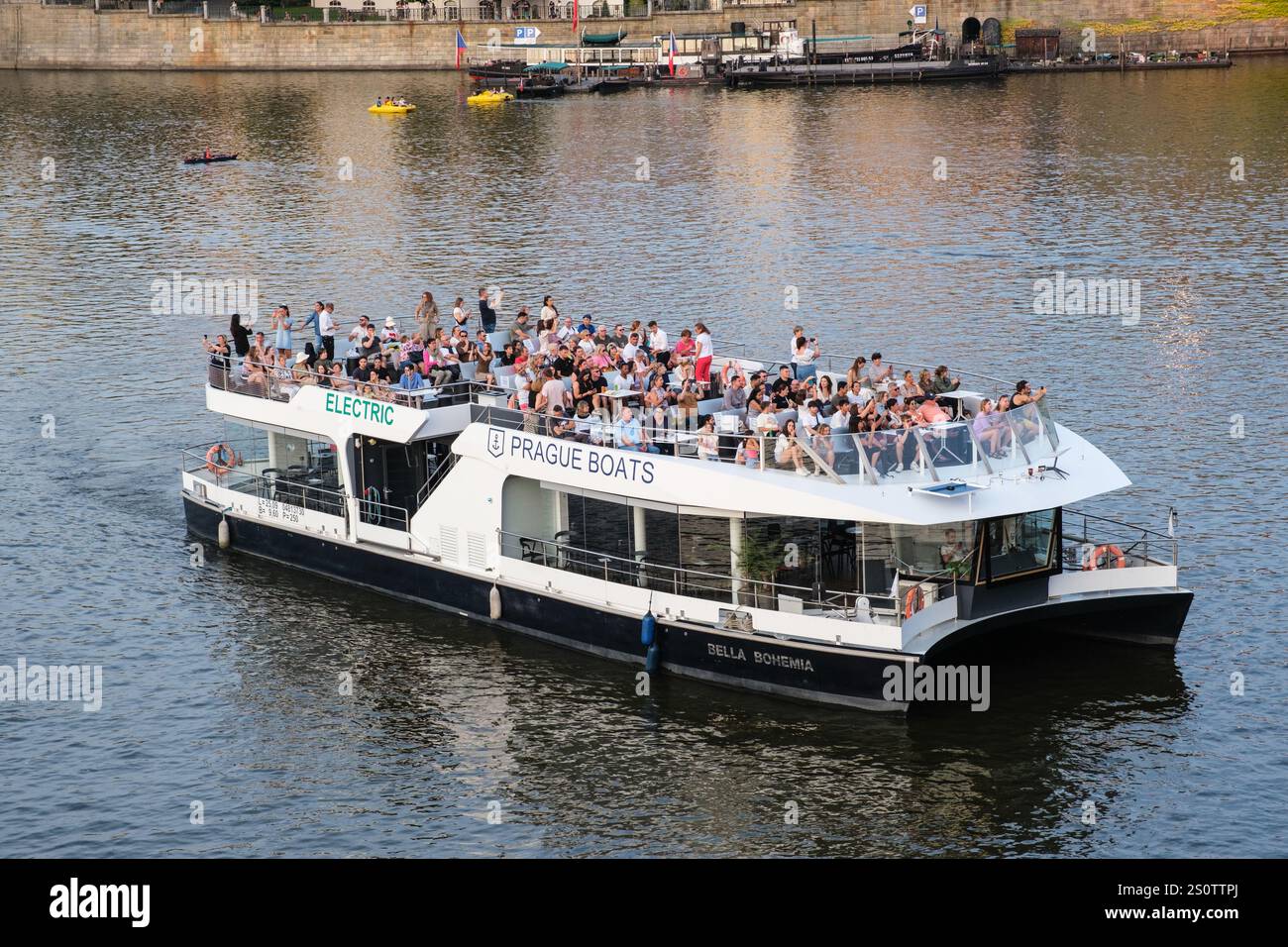 Bateau touristique sur la rivière Vltava (rivière Moldau), Prague, République tchèque, Tchéquie. Banque D'Images