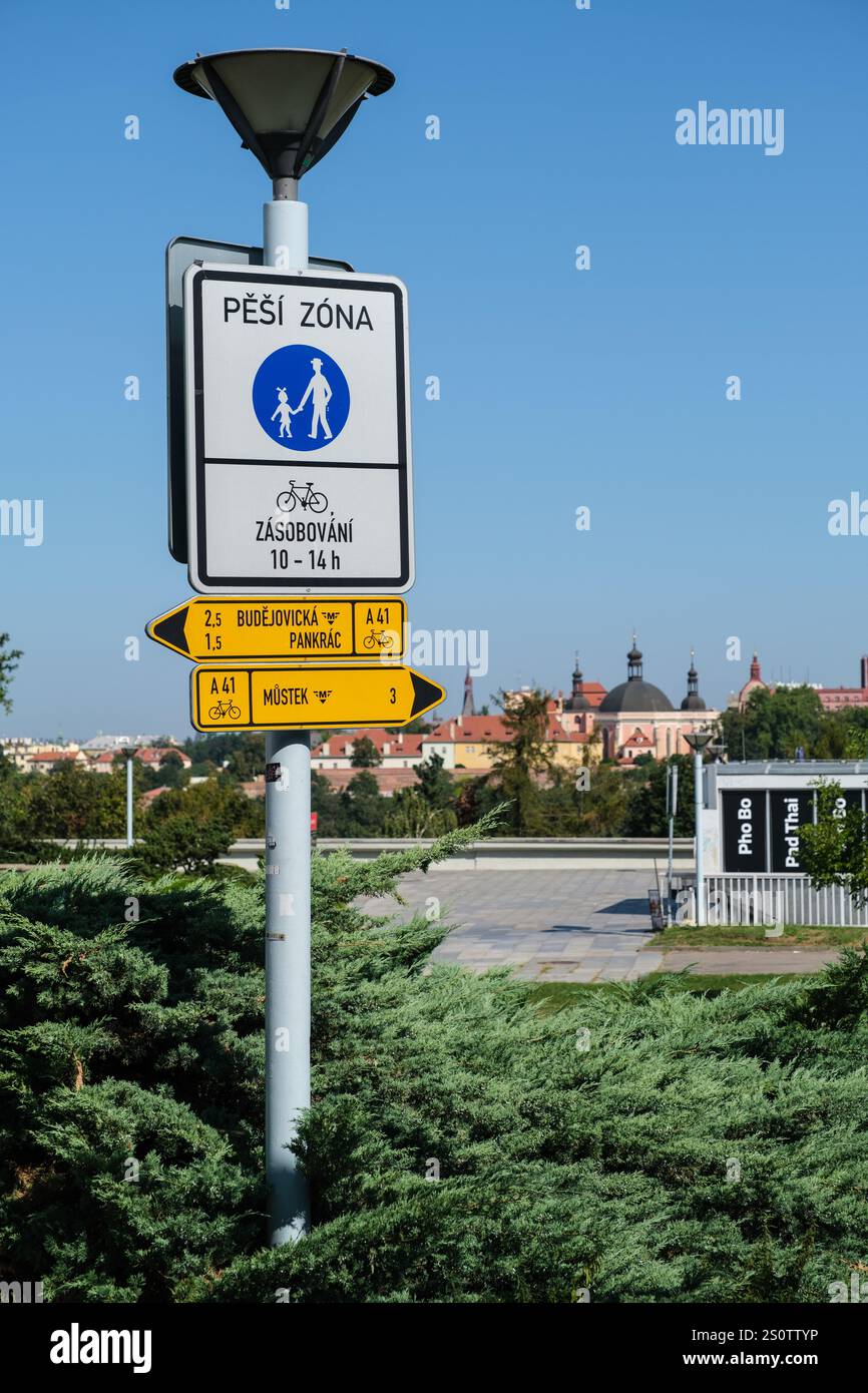 Panneau désignant la zone piétonne, Prague, Tchéquie, République tchèque. Banque D'Images