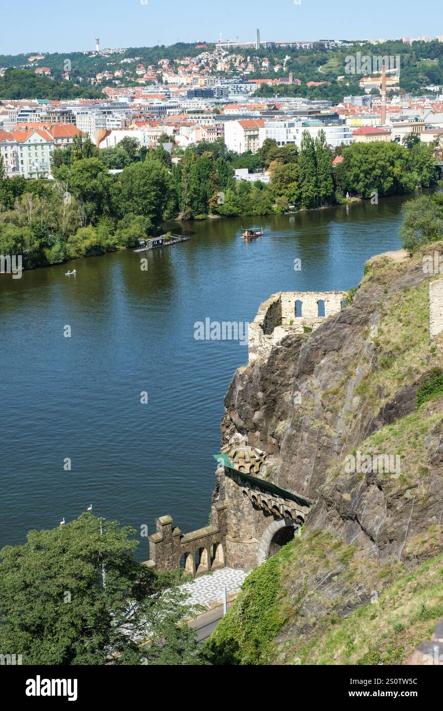 Ruines à flanc de colline d'une maison de garde des douanes sur la rivière Vltava, vues de la forteresse de Vysehrad, Prague, Tchéquie, République tchèque. Banque D'Images